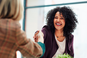 Erros de comportamento na entrevista podem ser evitados com atitudes como essa: sorriso confiante e cumprimento firme. 