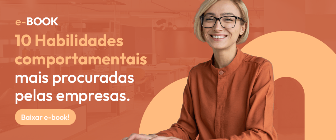 imagem com fundo na cor laranja com os seguintes dizeres na parte esquerda: 10 habilidades comportamentais mais procuradas pelas empresas. Do lado direito temos a imagem de uma mulher loira, magra, usando óculos e muito sorridente.