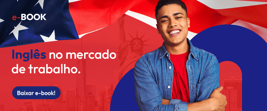 imagem com fundo fazendo alusão a bandeira dos Estados Unidos, com uma imagem desfocada da estátua da Liberdade e destaque para o primeiro plano, que tem um rapaz moreno de braços cruzados mas muito sorridente.
