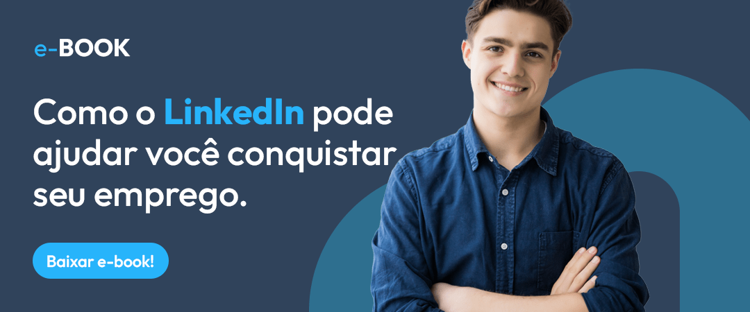 imagem com fundo azul, na parte esquerda tem a seguinte frase: Como o LinkedIn pode ajudar você a conquistar seu emprego. Do lado direito, tempos uma rapaz branco, com camisa jeans, braços cruzados e sorridente