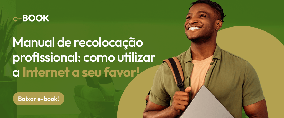 imagem com fundo na cor verde, do lado esquerdo contém a seguinte frase: "Manual de recolocação profissional: como utilizar a internet a seu favor!". Do lado direito da imagem temos um rapaz negro, sorridente e com uma mochila nas costas